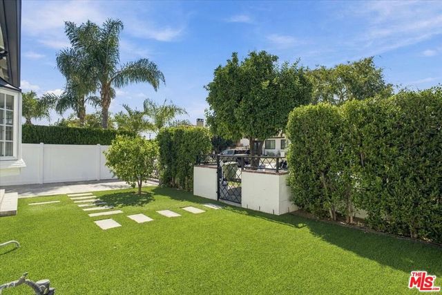 6520 Teesdale Avenue, North Hollywood, CA 91606