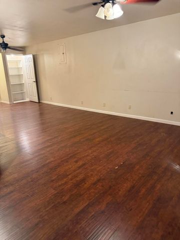 1600 W Lynn Street, Slaton, TX 79364