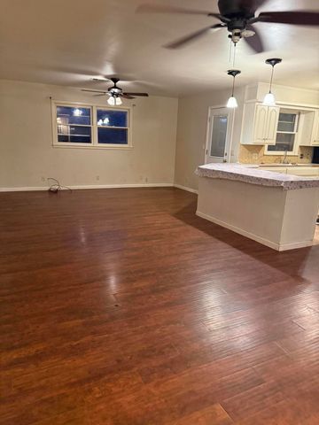 1600 W Lynn Street, Slaton, TX 79364