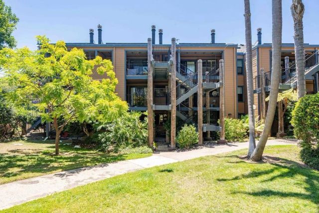4016 Layang Layang Circle C, Carlsbad, CA 92008
