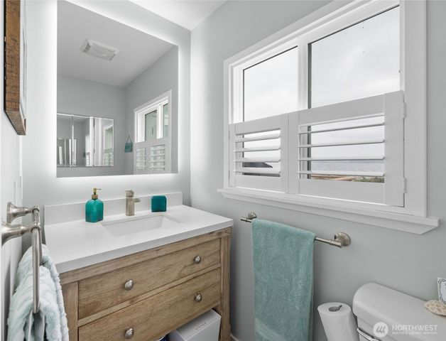 1818 E Lola Beach Lane, Oak Harbor, WA 98277