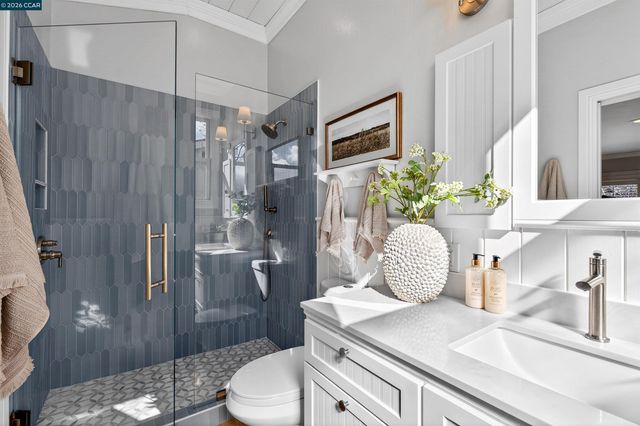 19 Lance Ct, Moraga, CA 94556