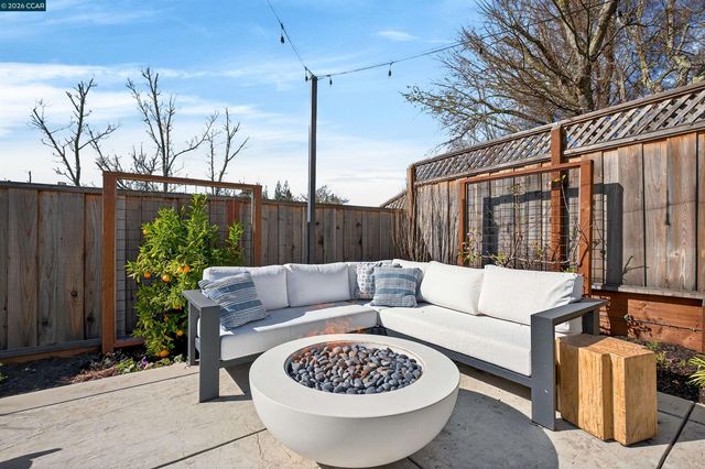 19 Lance Ct, Moraga, CA 94556