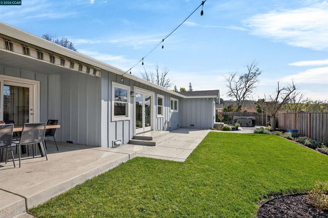 19 Lance Ct, Moraga, CA 94556