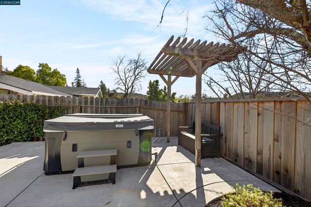 19 Lance Ct, Moraga, CA 94556