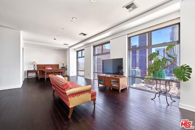 801 S Grand Avenue 2106, Los Angeles, CA 90017