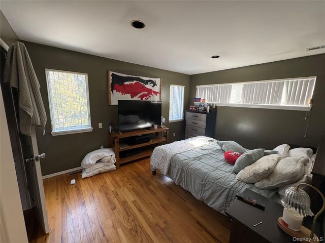 3 Vine Street, Hampton Bays, NY 11946