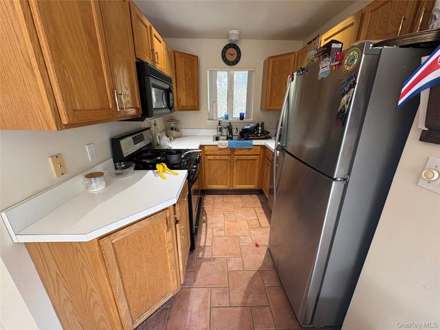 3 Vine Street, Hampton Bays, NY 11946