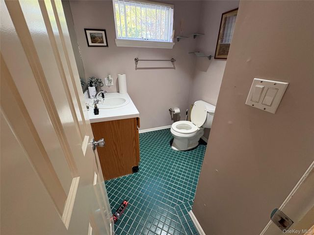 3 Vine Street, Hampton Bays, NY 11946