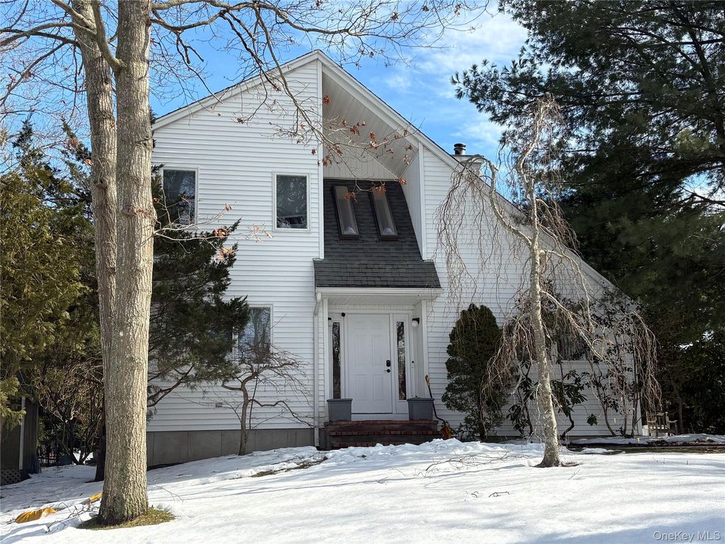 3 Vine Street, Hampton Bays, NY 11946