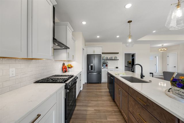 3007 Prairielight Court, Hiawatha, IA 52233