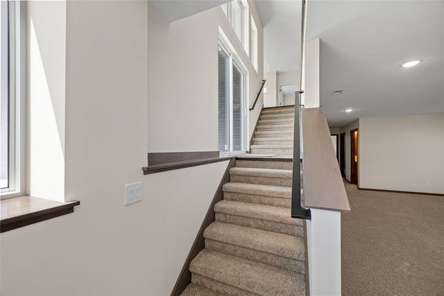 3007 Prairielight Court, Hiawatha, IA 52233