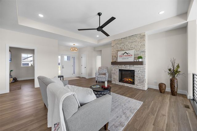 3007 Prairielight Court, Hiawatha, IA 52233