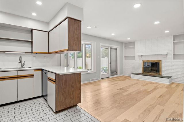 21979 Hickorywood Drive, Dearborn Heights, MI 48127