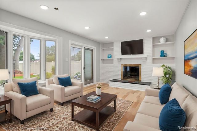 21979 Hickorywood Drive, Dearborn Heights, MI 48127