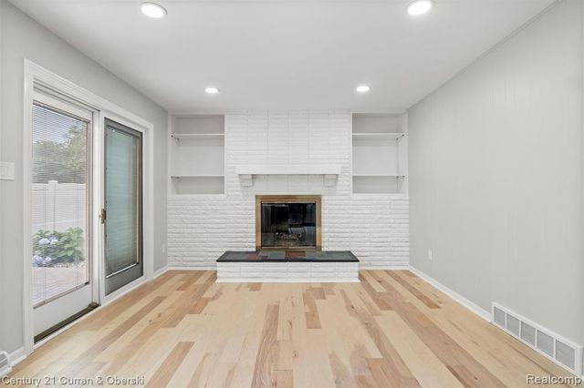 21979 Hickorywood Drive, Dearborn Heights, MI 48127