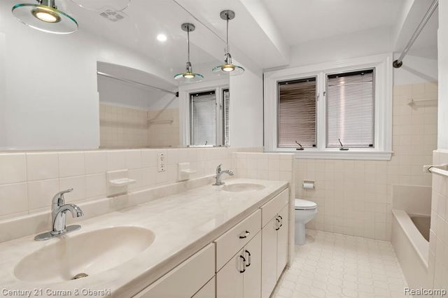 21979 Hickorywood Drive, Dearborn Heights, MI 48127