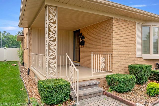 21979 Hickorywood Drive, Dearborn Heights, MI 48127