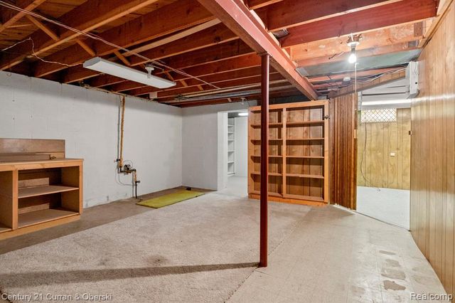 21979 Hickorywood Drive, Dearborn Heights, MI 48127