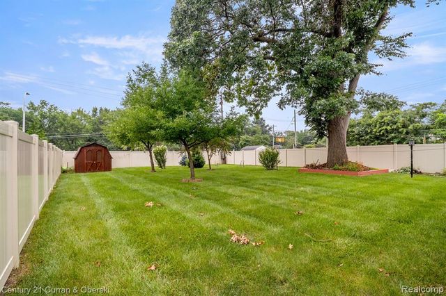 21979 Hickorywood Drive, Dearborn Heights, MI 48127