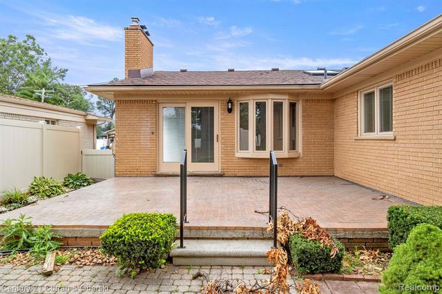 21979 Hickorywood Drive, Dearborn Heights, MI 48127