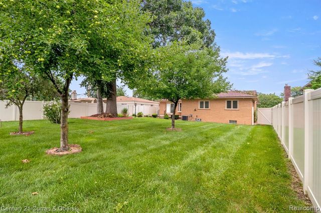 21979 Hickorywood Drive, Dearborn Heights, MI 48127