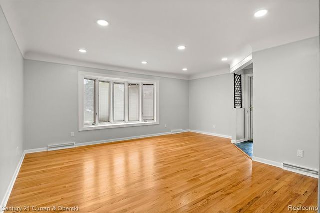 21979 Hickorywood Drive, Dearborn Heights, MI 48127