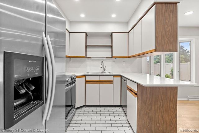 21979 Hickorywood Drive, Dearborn Heights, MI 48127