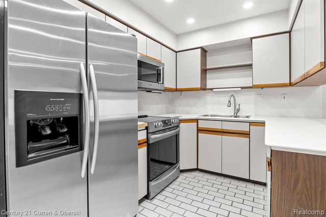 21979 Hickorywood Drive, Dearborn Heights, MI 48127