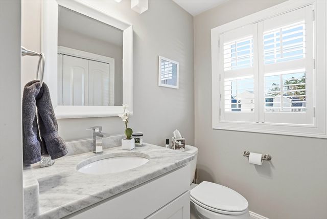 17 Fieldstone Ln, Marion, MA 02738