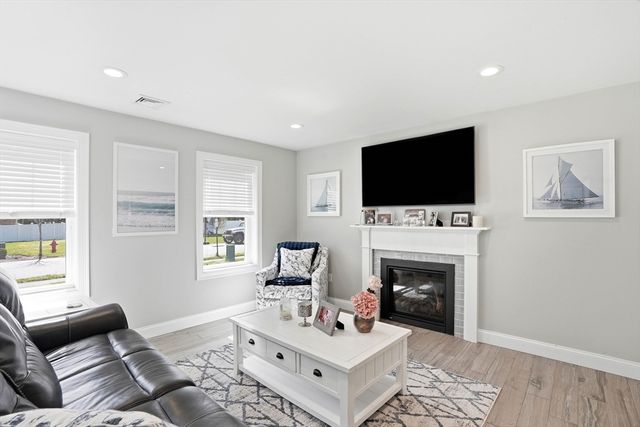 17 Fieldstone Ln, Marion, MA 02738