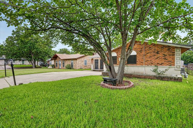 2422 Lakeshore Drive, Grand Prairie, TX 75051