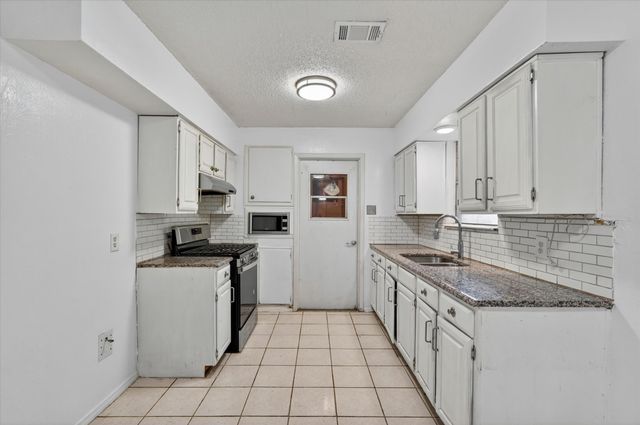 2422 Lakeshore Drive, Grand Prairie, TX 75051