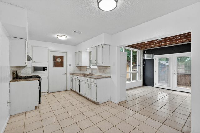 2422 Lakeshore Drive, Grand Prairie, TX 75051