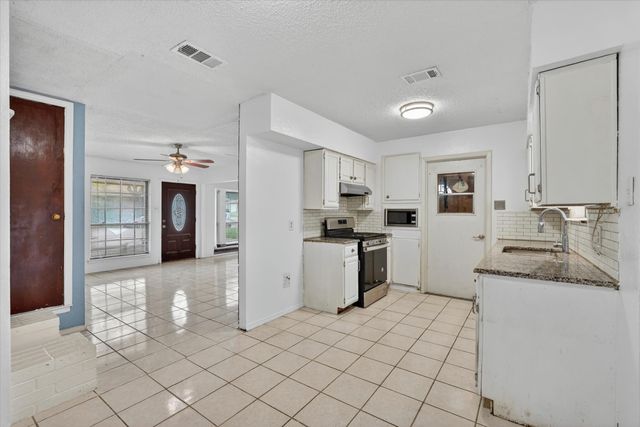 2422 Lakeshore Drive, Grand Prairie, TX 75051