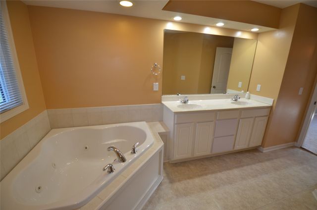 3608 Brook Run Drive, Des Moines, IA 50317