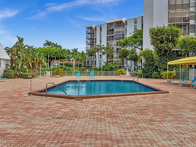 20400 W Country Club Dr 605, Aventura, FL 33180