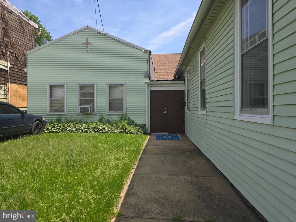 2111 HOLLINS FERRY RD, Baltimore, MD 21230