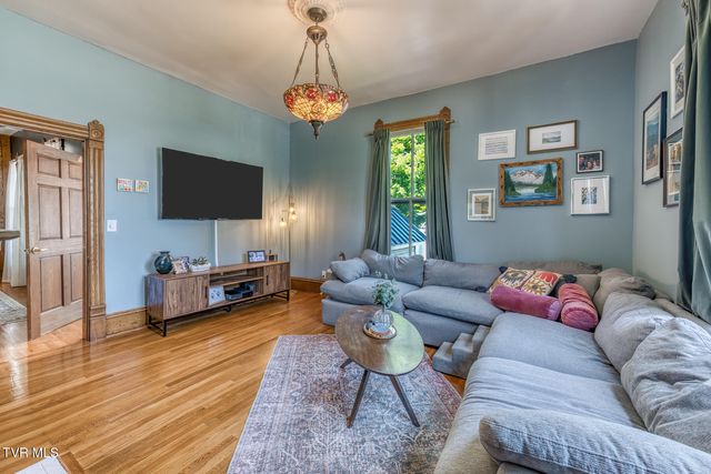 123 East Unaka Avenue, Johnson City, TN 37601