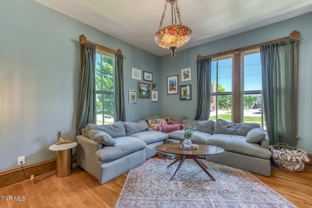 123 East Unaka Avenue, Johnson City, TN 37601