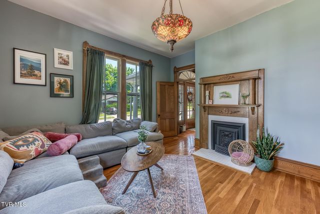 123 East Unaka Avenue, Johnson City, TN 37601