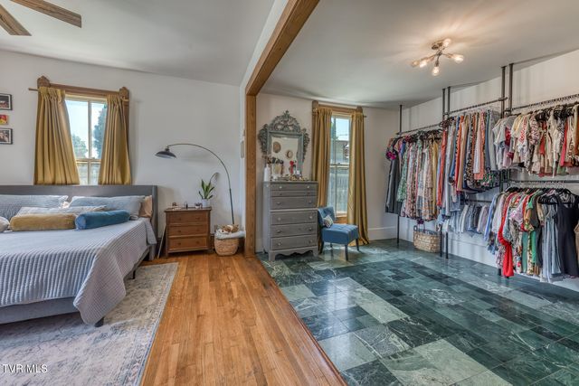 123 East Unaka Avenue, Johnson City, TN 37601