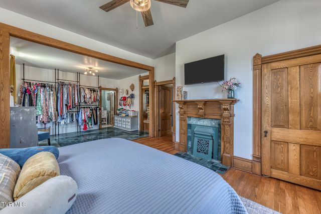 123 East Unaka Avenue, Johnson City, TN 37601