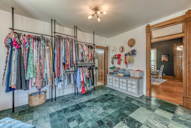 123 East Unaka Avenue, Johnson City, TN 37601