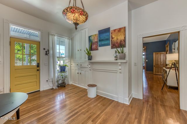 123 East Unaka Avenue, Johnson City, TN 37601