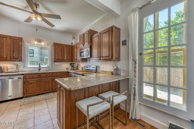 123 East Unaka Avenue, Johnson City, TN 37601