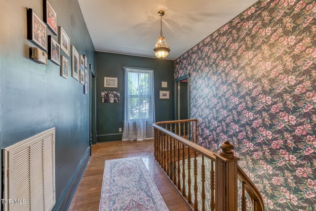 123 East Unaka Avenue, Johnson City, TN 37601