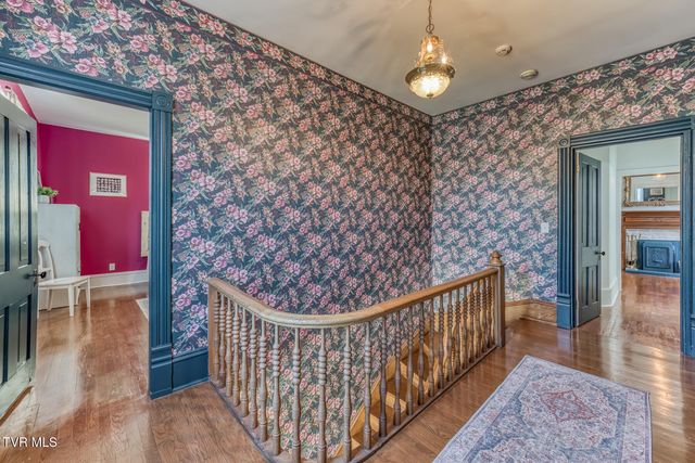 123 East Unaka Avenue, Johnson City, TN 37601