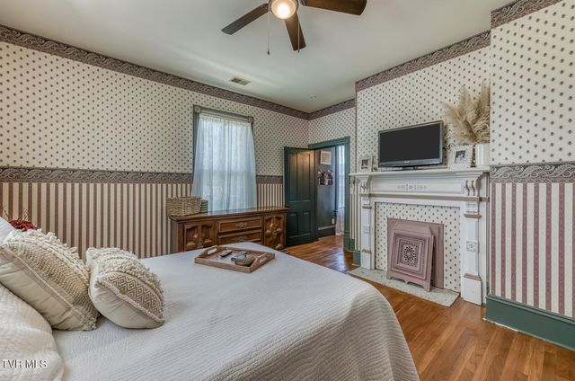 123 East Unaka Avenue, Johnson City, TN 37601