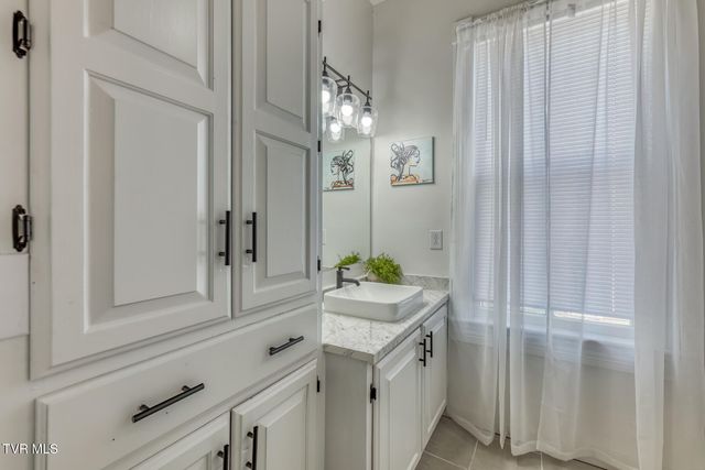 123 East Unaka Avenue, Johnson City, TN 37601